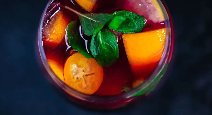 Erfrischende Sangria mit Orangen, Zitronen und Minze. Ein perfektes Sangria Rezept für heiße Tage.