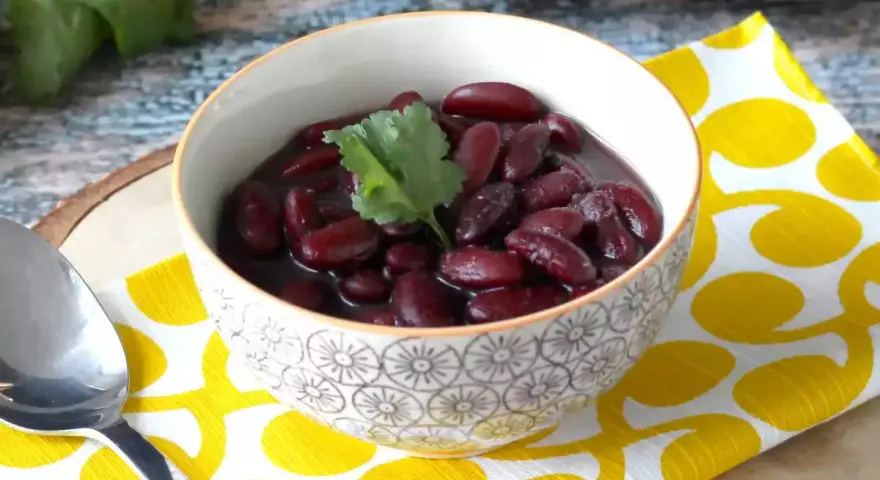 Schüssel mit Kidneybohnen, garniert mit Koriander. Sind Kidneybohnen gesund? Ja, sie sind eine tolle Proteinquelle!