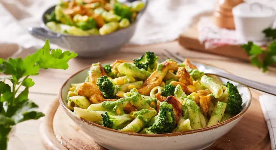 Leckere Penne mit Hähnchen, Brokkoli und Mais in cremiger Kräutersauce – ein ideales Gericht für gesunde Rezepte zum Abnehmen.