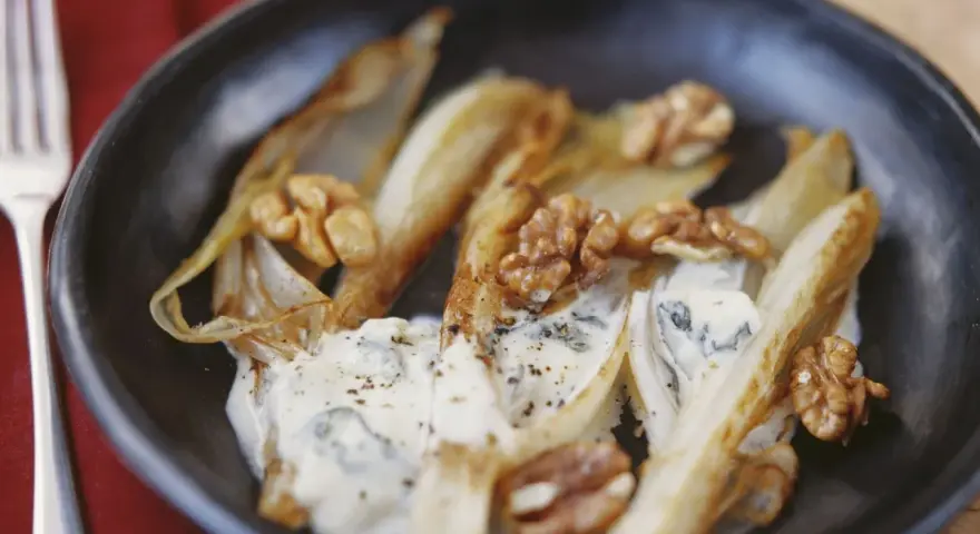 Gebratener Chicorée mit Gorgonzola und Walnüssen, eine italienische Köstlichkeit.