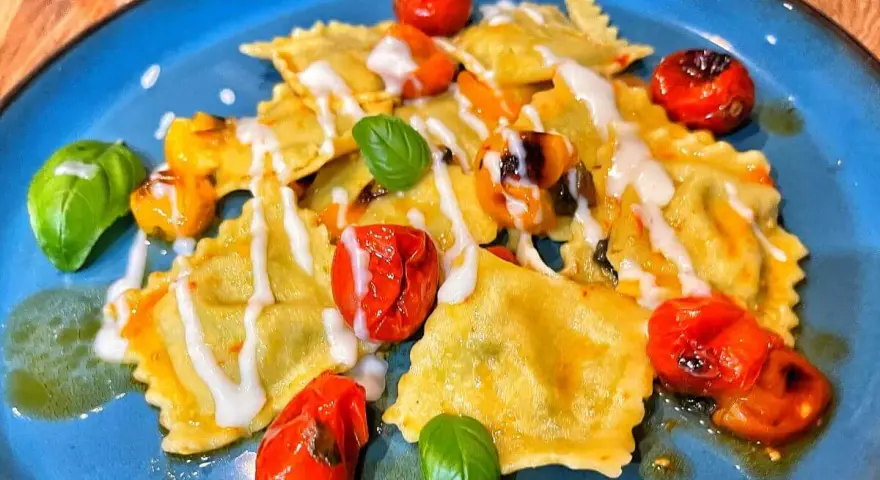 Ravioli mit Kirschtomaten und Basilikum, ein köstliches Beispiel für italienische Pasta Rezepte vegetarisch.