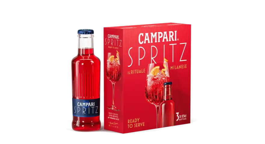 Campari Spritz: eine Flasche und eine rote Box mit drei Flaschen des Aperitifs, bereit zum Genießen.