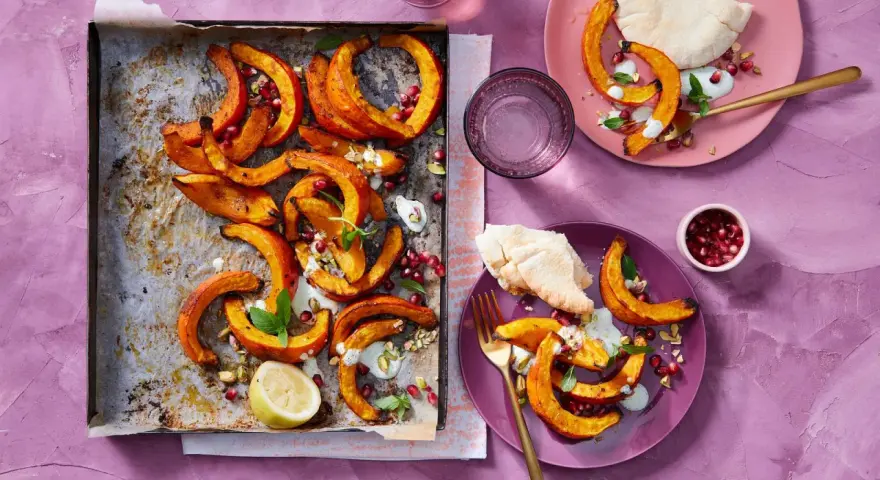 Gerösteter Kürbis mit Granatapfelkernen und Minze. Tolle Ideen für dein nächstes Grillen!