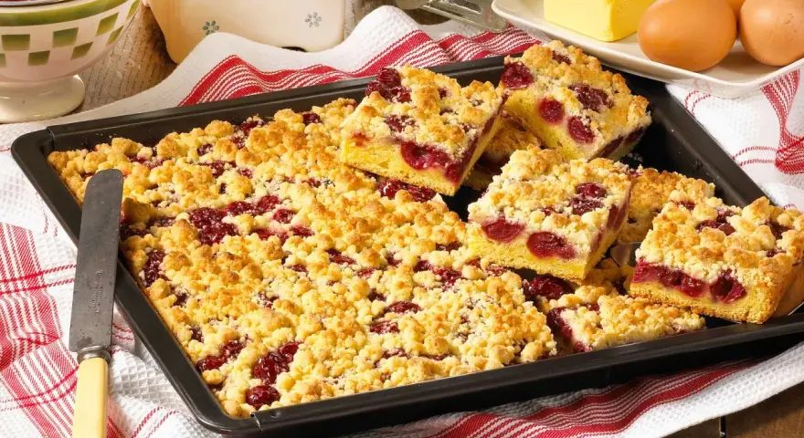 Omas Kirschkuchen vom Blech, saftig mit Streuseln und vielen Kirschen. Ein Klassiker, der immer schmeckt.