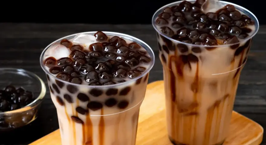 Zwei leckere Bubble Teas mit braunen Perlen und Karamellsauce. Perfekt, wenn du Lust hast, Bubble Tea Perlen selber machen.