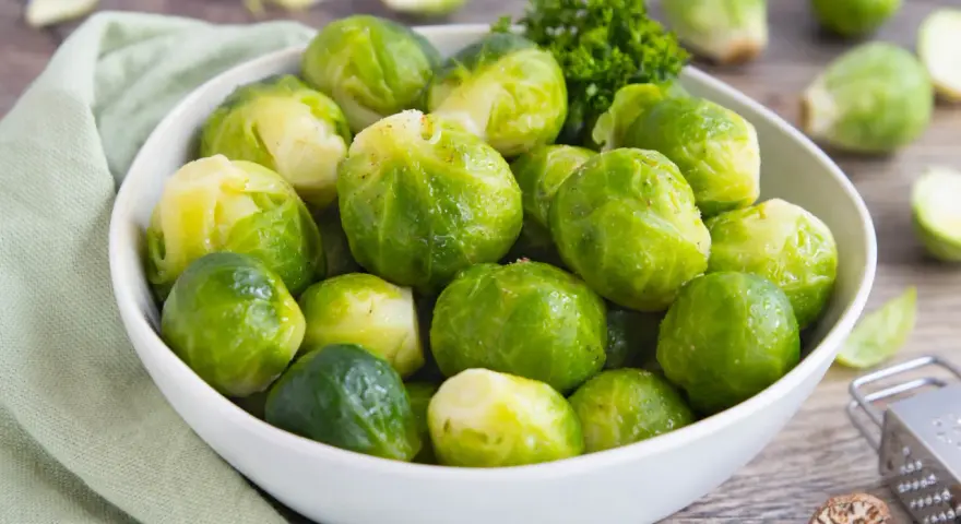 Frisch zubereiteter Rosenkohl, wie Oma ihn machte, in einer Schüssel mit Petersilie. So einfach und lecker!