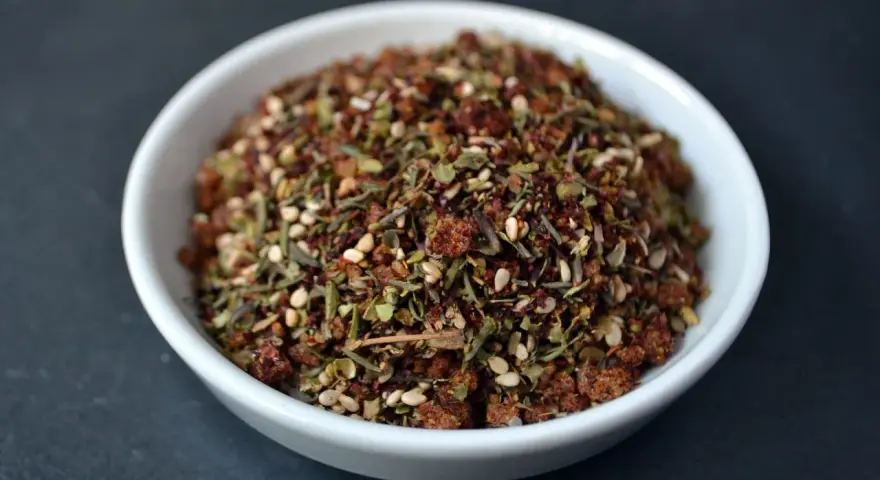 Eine Schale mit Zatar, einer aromatischen Gewürzmischung aus Kräutern, Sesam und Sumach.