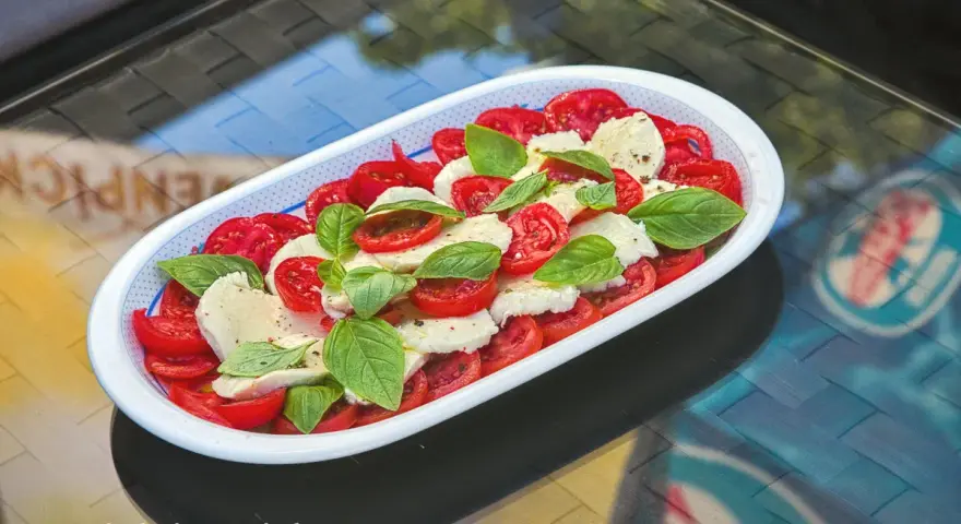 Ein einfaches rezept tomate mozzarella mit frischem Basilikum, perfekt für einen leichten Genuss.
