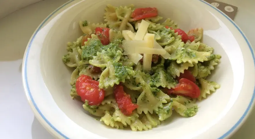 Farfalle Salat mit Pesto, Kirschtomaten und Parmesan. Ein köstliches Gericht, das Lust auf mehr macht.