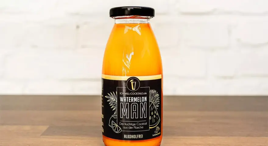 Flasche mit dem "Watermelon Man" Cocktail, einem fruchtigen, alkoholfreien Getränk.