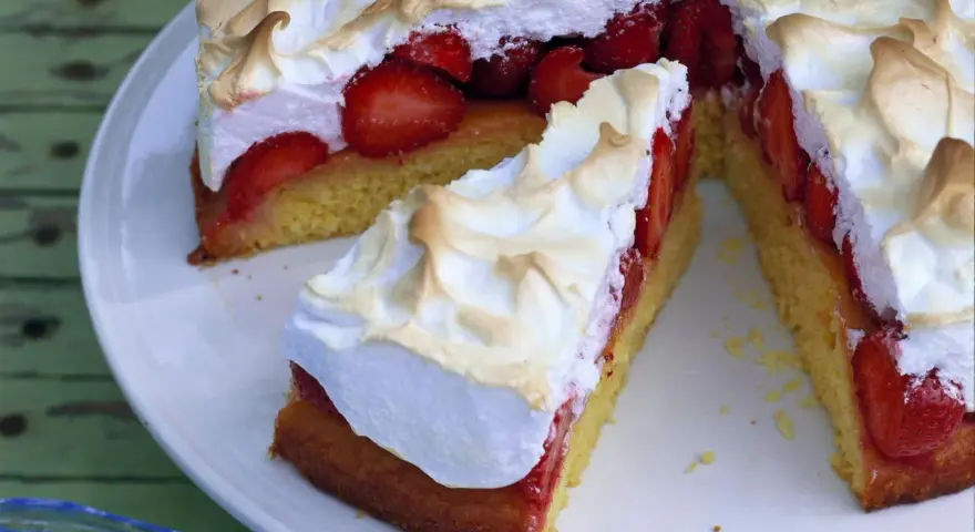 Rhabarber-Baiser-Torte, ein Klassiker der Landfrauen, mit saftigen Erdbeeren und luftigem Baiser.