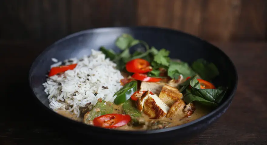 Ein köstliches Curry mit Reis, Tofu, Chilis und frischen Kräutern. Perfekt, um Curry selber machen zu lernen.