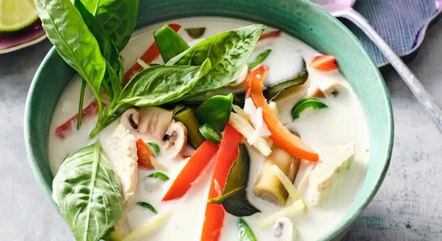 Tom Kha Gai, eine cremige Kokosmilchsuppe mit Hühnchen, Pilzen und Gemüse. Der Unterschied zu Tom Yam Gai liegt in der Kokosmilch.
