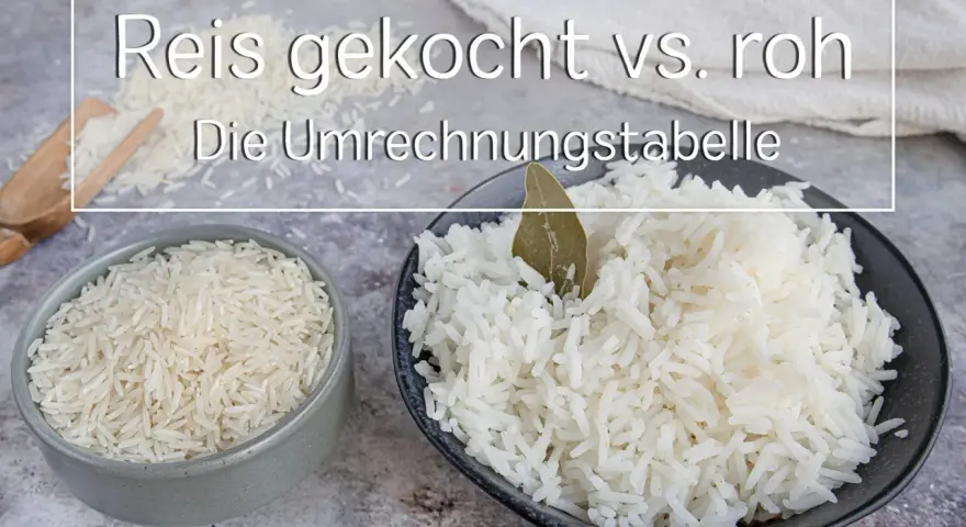 Reis gekocht vs. roh: Die Umrechnungstabelle hilft, die Reis Kalorien zu verstehen. Zwei Schüsseln Reis, eine roh, eine gekocht.