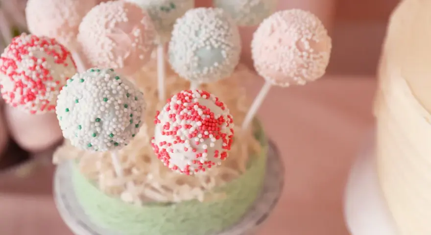 Bunte Cake Pops mit Zuckerstreuseln, perfekt für ein einfaches cake pops rezept.