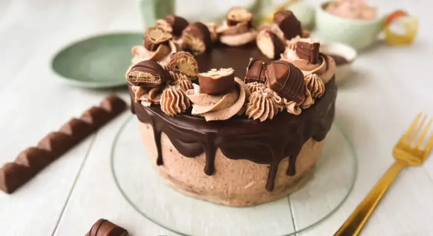 Eine köstliche Kinder Bueno Torte mit Schokoladenglasur und vielen Bueno-Stücken verziert. Ein Traum für jeden Schokoladenliebhaber!