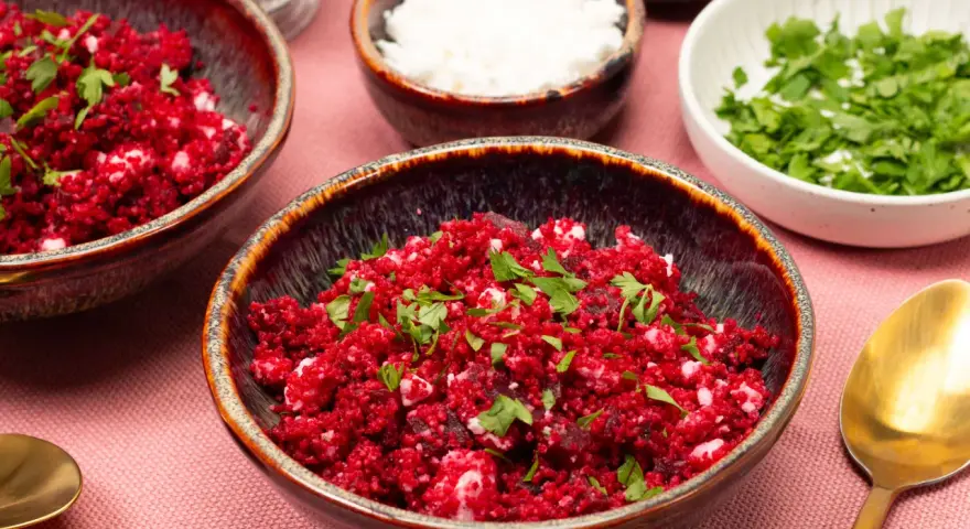 Rote Bete Couscous Salat mit Feta und Petersilie, garniert mit frischen Kräutern. Ein farbenfroher und gesunder Genuss.