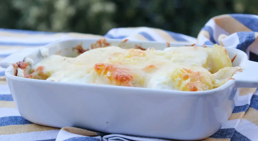 Herzhaftes Kohlrabi-Gratin mit goldbrauner Käsekruste, perfekt für ein köstliches Kohlrabi Rezept.