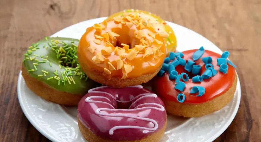 Bunte Mini Donuts mit Glasur und Streuseln, perfekt für ein schnelles Mini Donuts Rezept.