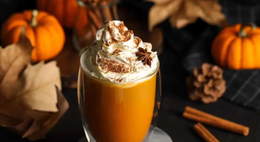 Ein cremiger, warmer Genuss: Pumpkin Spice Latte ohne Kaffee, gekrönt mit Sahne, Zimt und Sternanis. Perfekt für gemütliche Herbsttage.