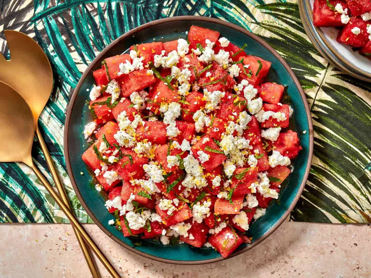 Erfrischender Wassermelone Feta Salat mit Minze und Zitrone, garniert mit schwarzem Pfeffer. Perfekt f&uuml;r hei&szlig;e Tage!