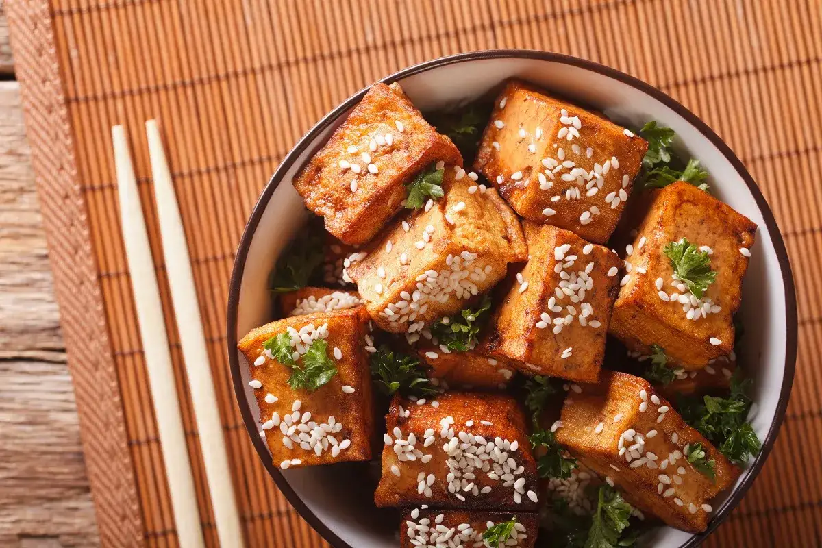 Knusprig gebratene Tofuw&uuml;rfel mit Sesam und Petersilie. So lecker kann tofu schmecken!