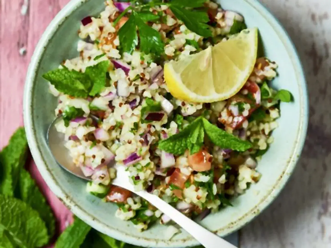 Frischer bulgursalat mit minze, Tomaten, Zwiebeln und Zitrone, garniert mit Petersilie.