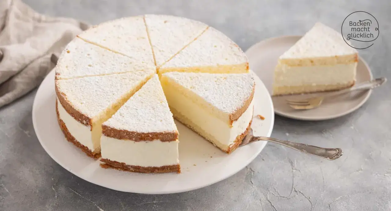 Leckerer Biskuitkuchen mit cremiger F&uuml;llung, best&auml;ubt mit Puderzucker. Neue Kuchen Rezepte zum Nachbacken!