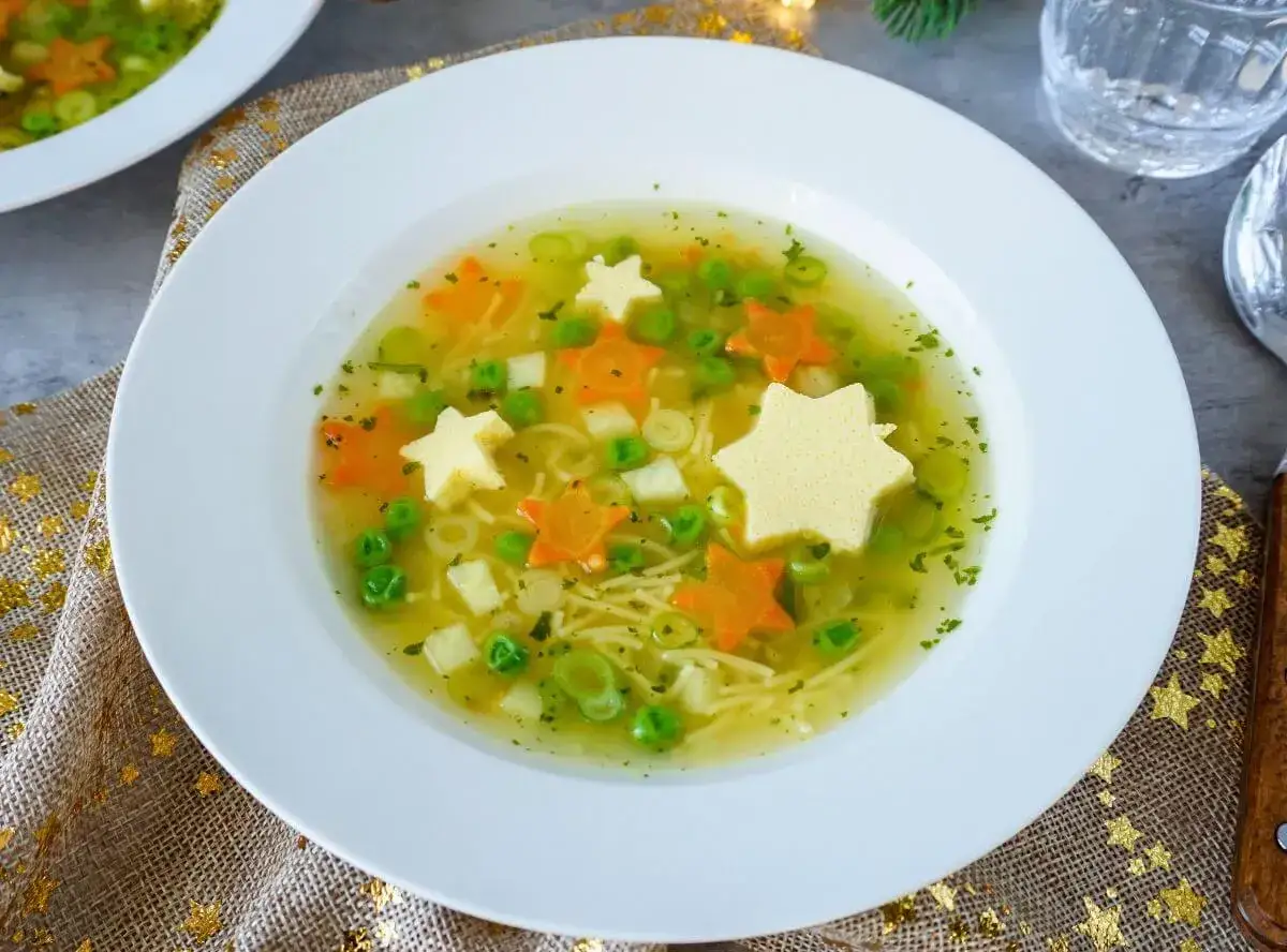Schnelles Eierstich Rezept: Eine herzhafte Suppe mit Sternen aus Karotte und Eierstich, Erbsen und feinen Nudeln.