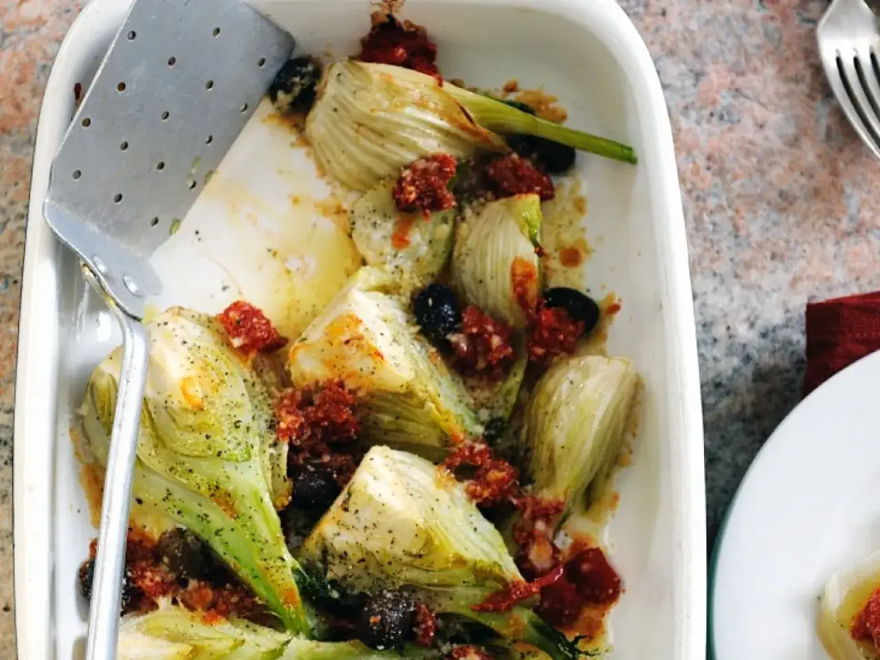 Ofen-Fenchel mit Oliven und Tomaten, ein italienischer Genuss.