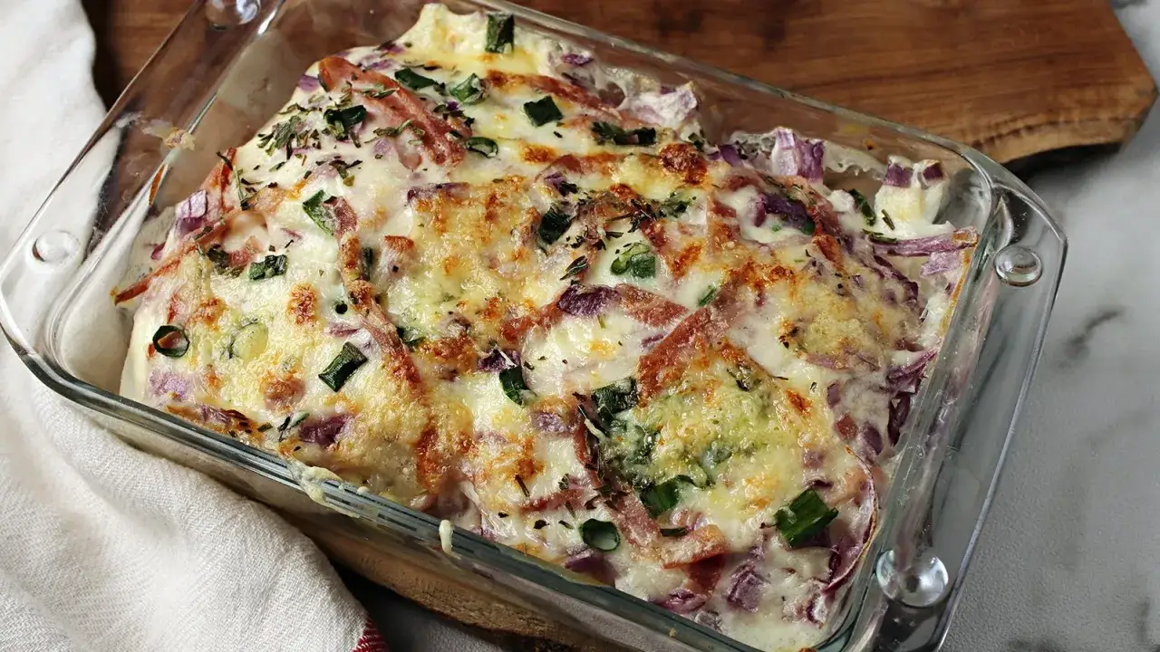 Herzhaftes Kohlrabi-Gratin mit K&auml;se &uuml;berbacken, ein k&ouml;stliches Kohlrabi Rezept f&uuml;r die ganze Familie.