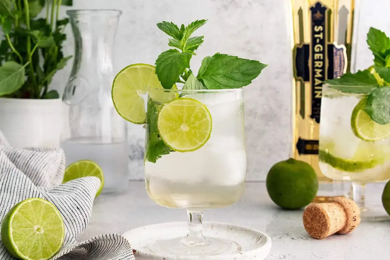 Erfrischender Sarti Spritz mit Limette und Minze, perfekt f&uuml;r warme Tage.