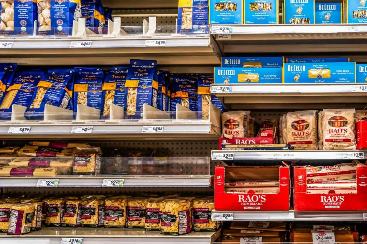 Regale voller Nudeln, darunter auch welche nudeln sind glutenfrei. Verschiedene Marken und Sorten wie Linguine, Vesuvio, Trecce, Rigatoni und Spaghetti.