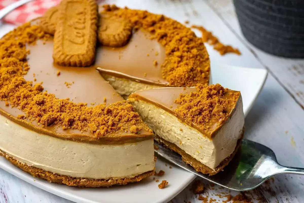 Ein k&ouml;stlicher Lotus Cheesecake ohne Backen, dekoriert mit zerbr&ouml;selten Keksen und ganzen Lotus Keksen.