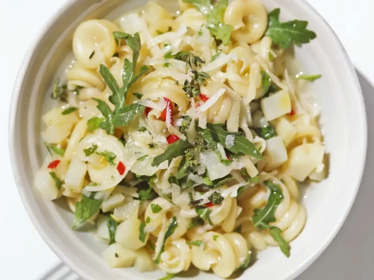 Ein k&ouml;stlicher Nudelsalat mit Kartoffeln, Rucola und Parmesan &ndash; perfekt f&uuml;r die besten Salate zur Party.