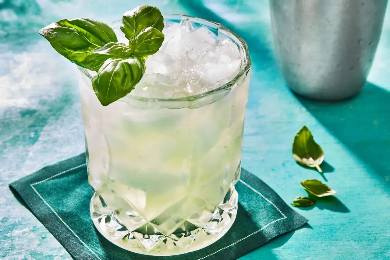 Erfrischender Basil Smash mit Eis und frischem Basilikum garniert, bereit zum Genießen.