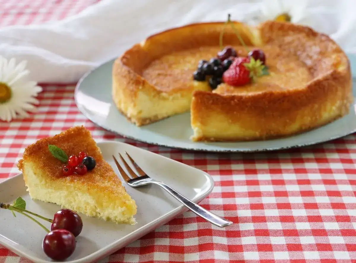 Ein St&uuml;ck Kuchen mit Beeren und Kirschen, daneben ein ganzer Kuchen. Dreh dich um, Kuchen, du siehst k&ouml;stlich aus!