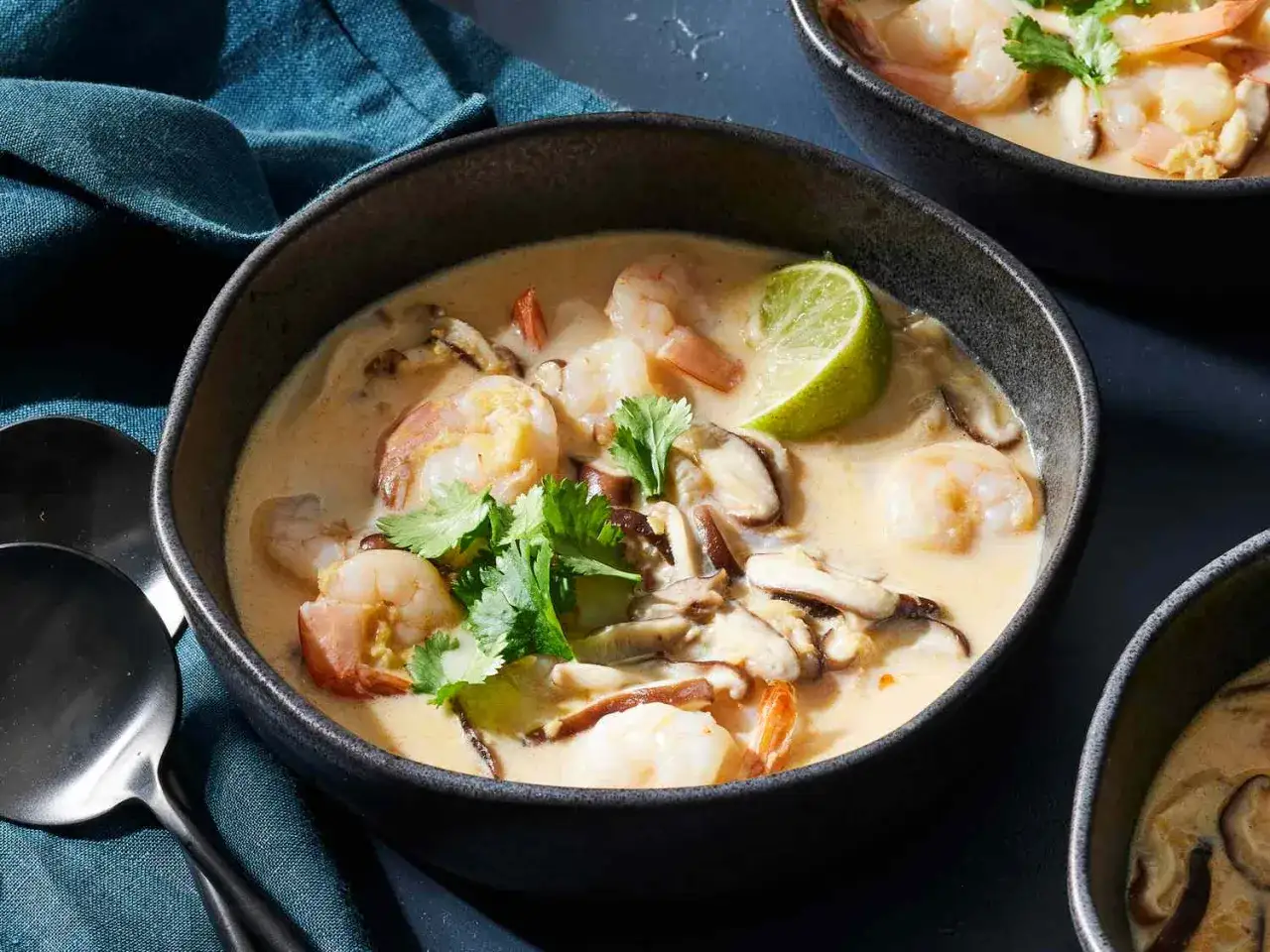 Cremige Garnelensuppe mit Pilzen und Koriander. Ein Gericht, das an Tom Kha Gai erinnert, aber den Unterschied zum Tom Yam Gai zeigt.
