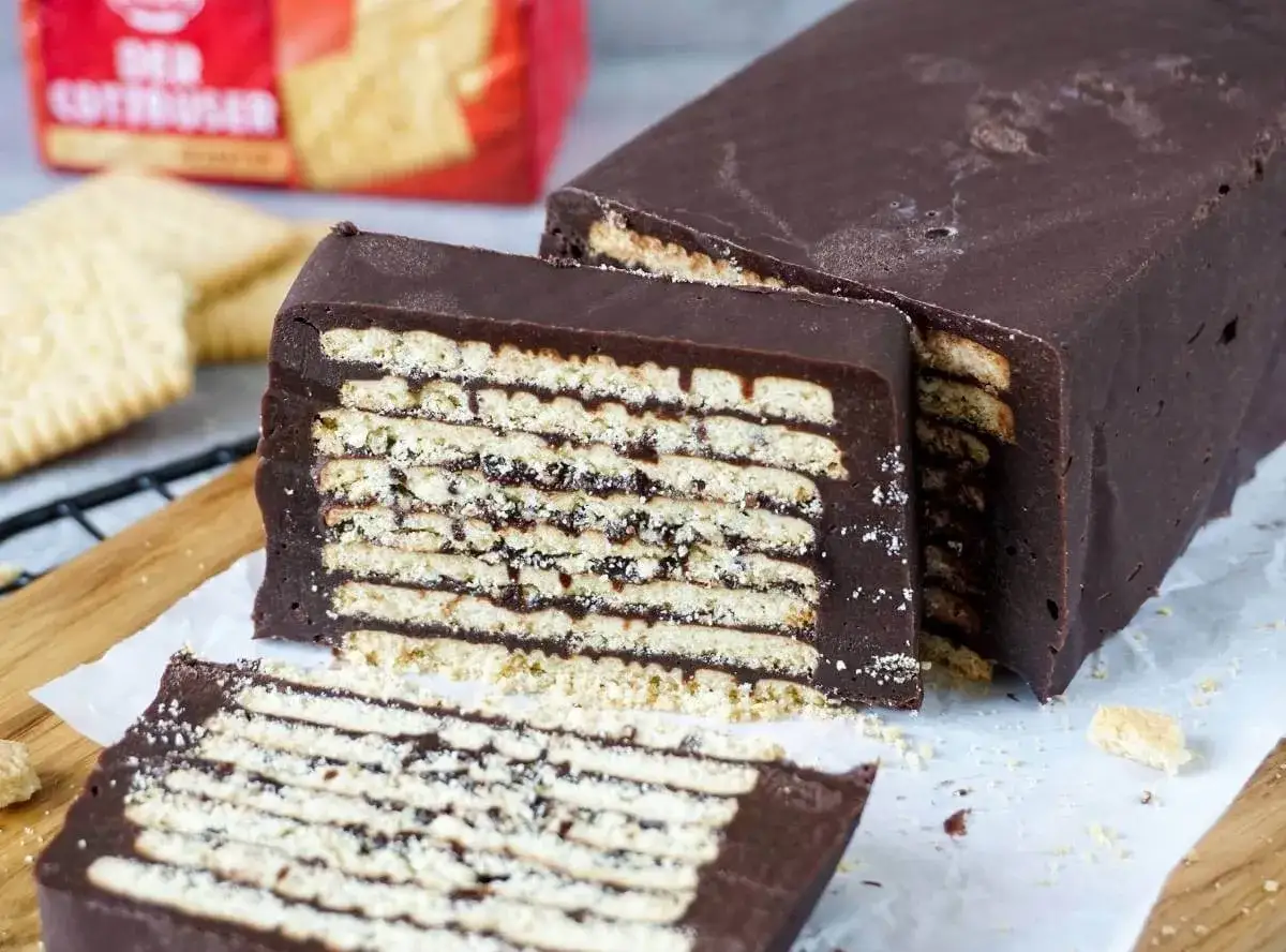 Schokoladenkuchen mit Keksen, ein k&ouml;stliches kalter hund omas rezept.