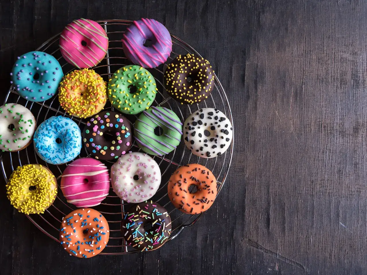 Bunte Mini Donuts auf einem Gitter, perfekt f&uuml;r ein Mini Donuts Rezept.