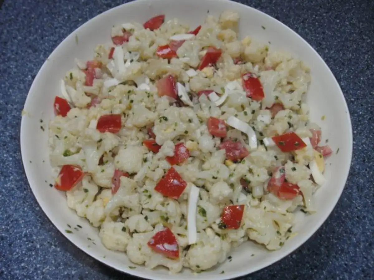 Ein k&ouml;stlicher gekochter Blumenkohlsalat mit Tomaten und Kr&auml;utern. Perfekt f&uuml;r leichte, gesunde gekochter blumenkohlsalat rezepte.