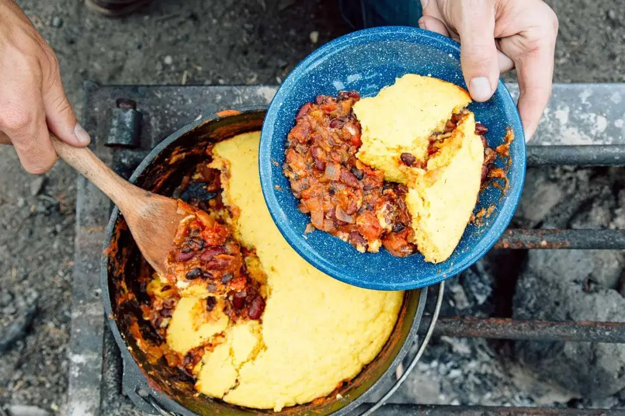 Herzhafte Bohnen mit Maisbrot aus dem Dutch Oven &ndash; perfekte Camping Rezepte mit wenig Zutaten.