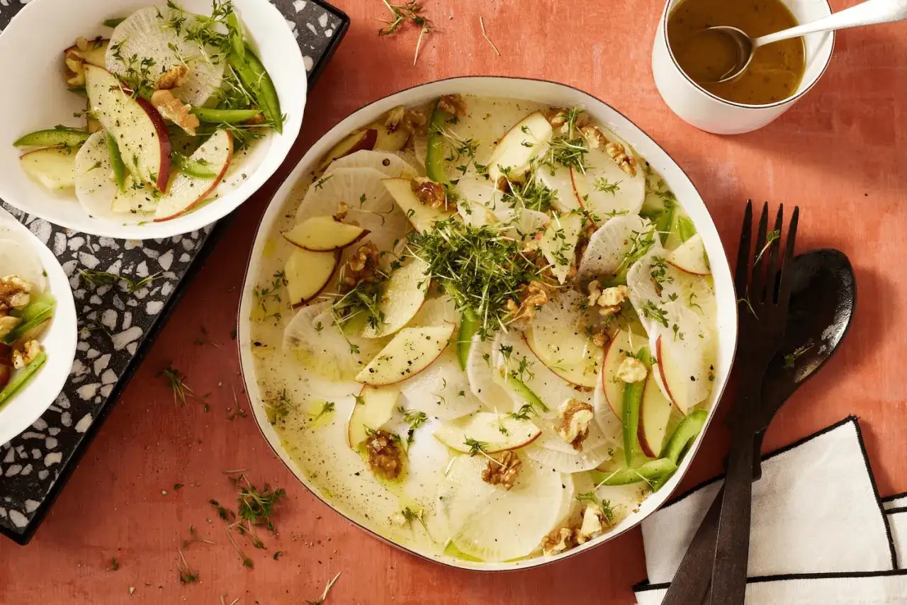 Frischer Rettichsalat mit Apfel, garniert mit Waln&uuml;ssen und Kresse. Ein leichter und knackiger Genuss.