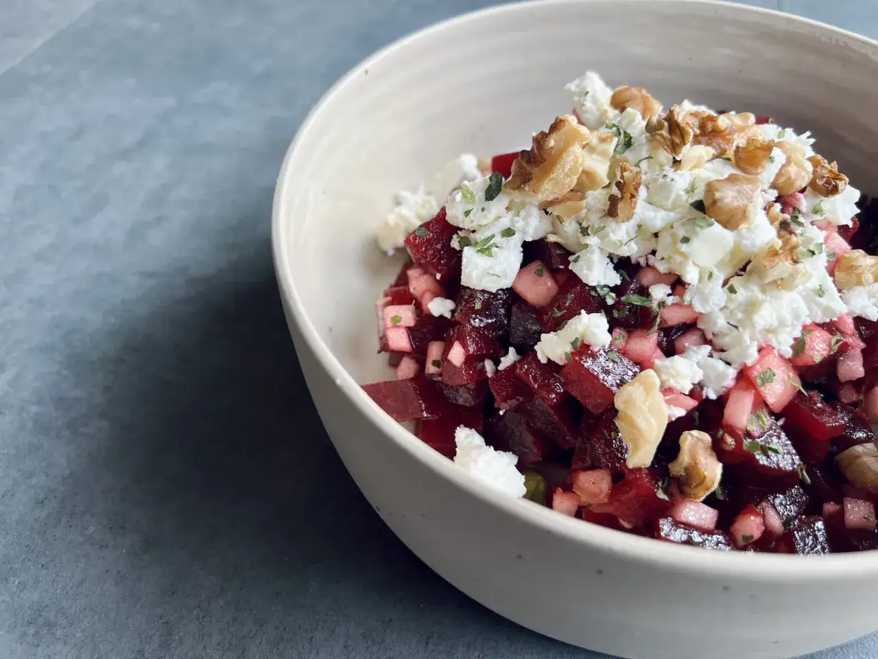 Sch&uuml;ssel mit Rote Bete Salat mit Apfel, Feta und Waln&uuml;ssen. Ein k&ouml;stlicher und gesunder Salat.