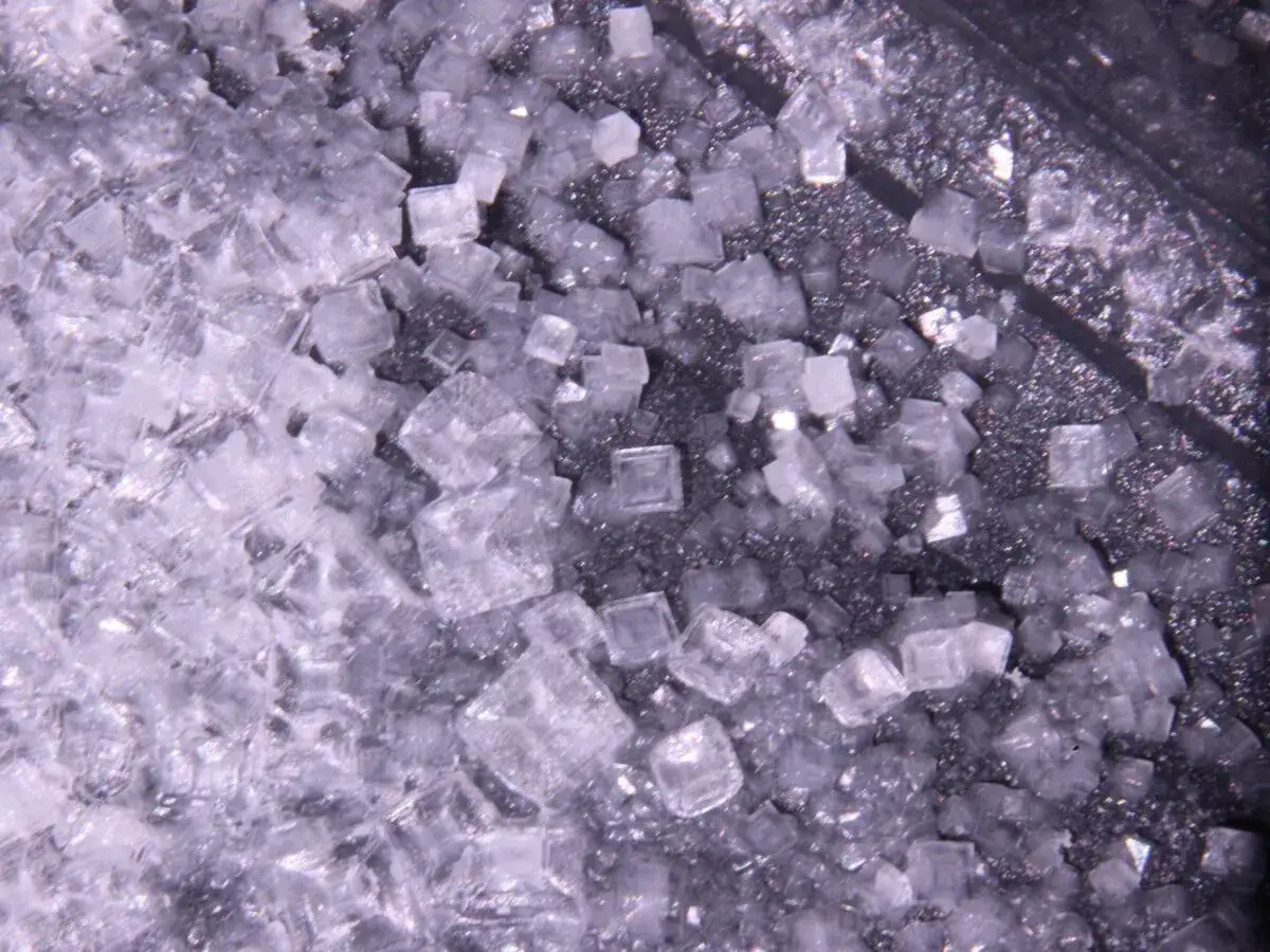 Kristalline W&uuml;rfel, was ist Fleur de Sel? Diese feinen Salzkristalle, geerntet von der Oberfl&auml;che von Salinen, sind ein kulinarisches Juwel.