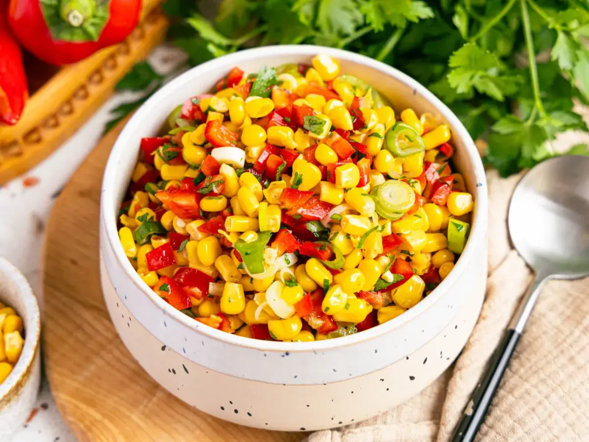 Bunter Paprika Mais Salat mit frischen Kr&auml;utern, perfekt f&uuml;r den Sommer.