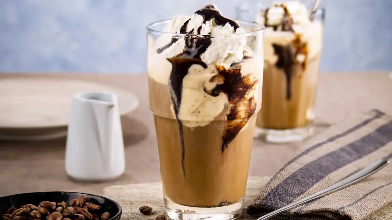 Eiskaffee selbst machen: Ein erfrischender Genuss mit Sahne und Schokoladensauce. Perfekt für heiße Tage!