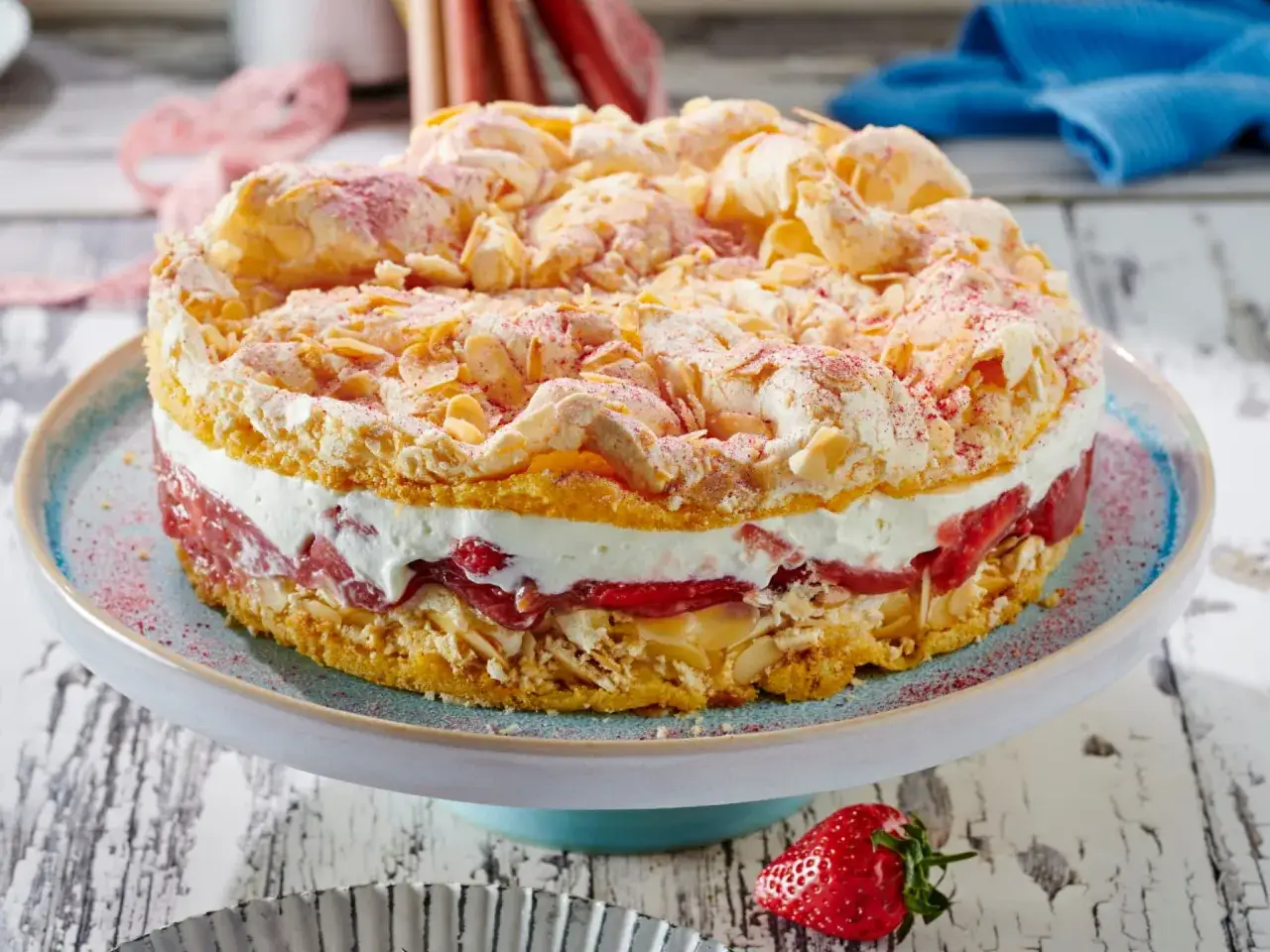 Rhabarber Baiser-Torte, ein Klassiker der Landfrauen, mit Baiserhaube, Mandelsplittern und fruchtiger Füllung.