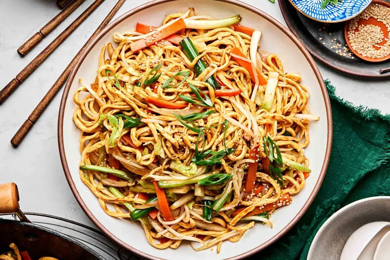 Gebratene Asia Noodles mit knackigem Gem&uuml;se und Sesam. Ein einfaches und schnelles Rezept f&uuml;r ein k&ouml;stliches Gericht.