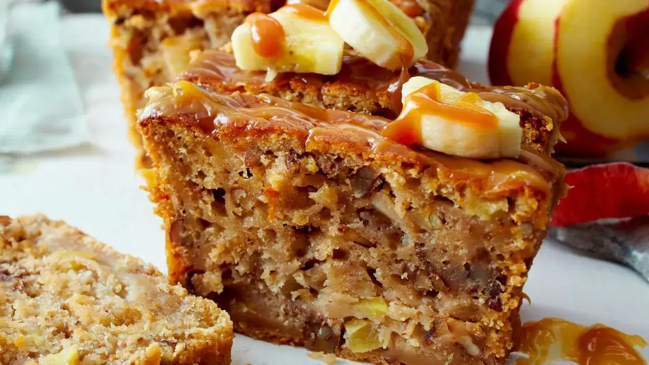 Saftiger Apfel-Bananen-Kuchen mit Karamell-Glasur und Bananenscheiben. Ein St&uuml;ck vom Gl&uuml;ck!